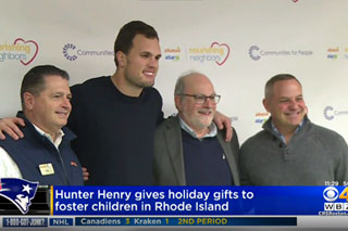 WBZ TV destaca New England Patriots Tight End Hunter Henry distribuindo presentes de Natal