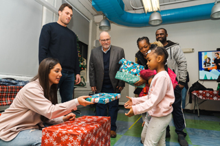 NORDESTE. Hunter Henry, de los Patriots, entrega regalos navideños a niños en Rhode Island